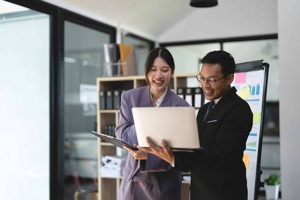 Vitrophanie tlpe commerce : profil de vos vitrines en toute légalité